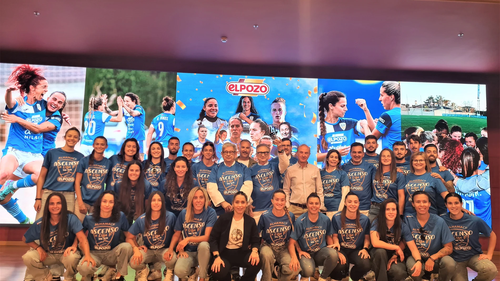 Los integrantes del Alhama Club de Fútbol ElPozo junto al equipo directivo de la compañía de alimentación