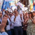 El primer ministro portugués, el conservador Luis Montenegro, participa en un acto de campaña junto a su mujer en Lisboa