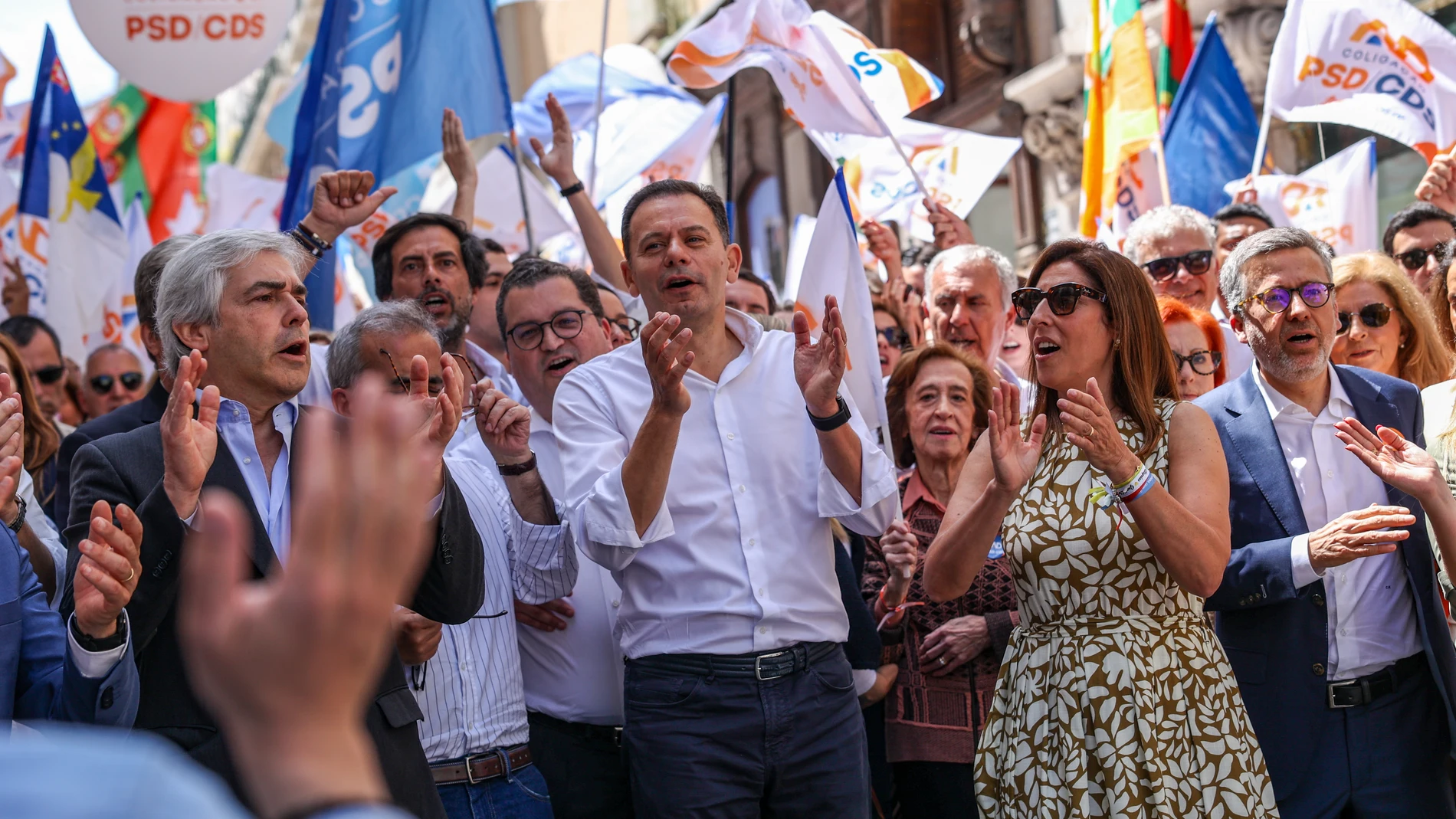 Lisbon (Portugal), 16/05/2025.- The president of the Social Democratic Party (PSD) and candidate for the Democratic Alliance (AD), Luis Montenegro (C), accompained by is wife Carla Montenegro (2-R), reacts during a campaign march on the last day of the legislative election campaign, in Lisbon, Portugal, 16 May 2025. Portugal is set to hold snap legislative elections on 18 May 2025. (Elecciones, Lisboa) EFE/EPA/MIGUEL A. LOPES