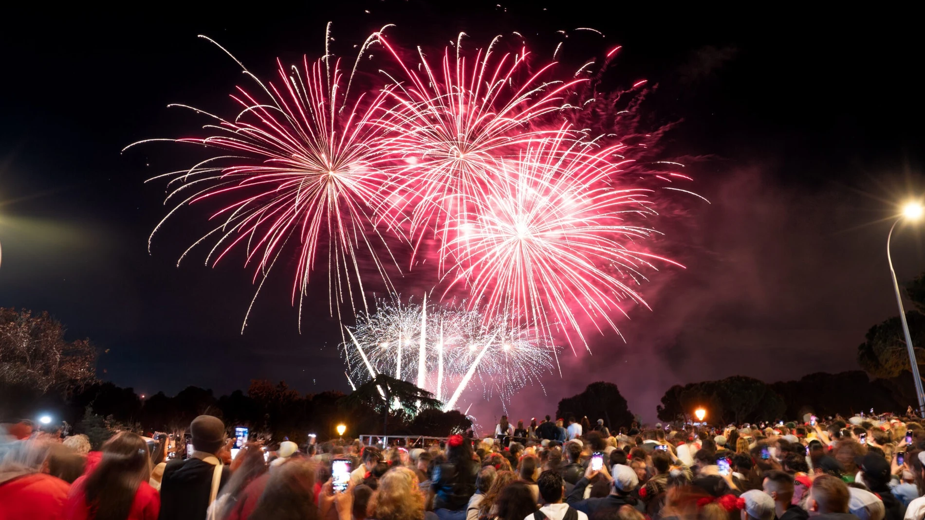 Fuegos artificiales en San Isidro. REMITIDA / HANDOUT por AYUNTAMIENTO DE MADRID Fotografía remitida a medios de comunicación exclusivamente para ilustrar la noticia a la que hace referencia la imagen, y citando la procedencia de la imagen en la firma 16/05/2025