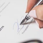 Qué significa si una persona subraya su nombre en la firma, según la psicología
