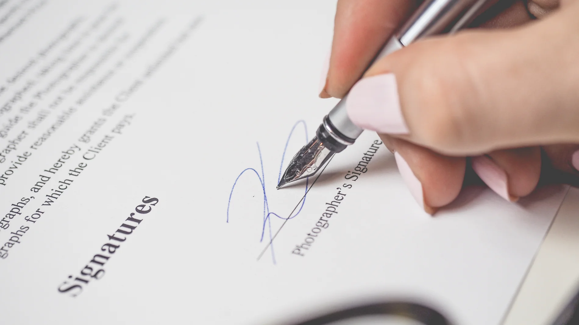 Qué significa si una persona subraya su nombre en la firma, según la psicología