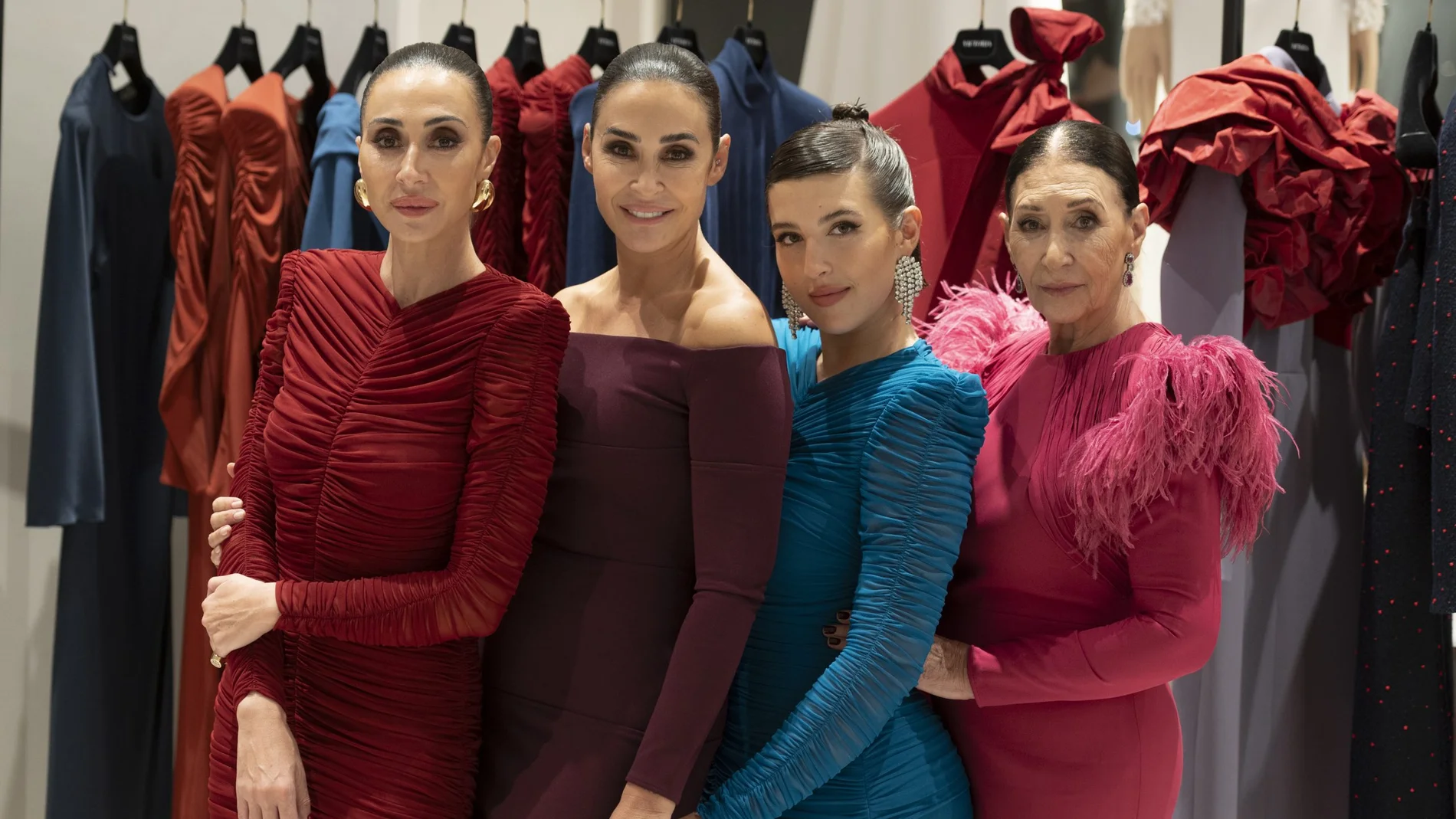 Las Berrocal, Rocío y Vicky Martín Berrocal junto a Victoria Martín y Alba Díaz