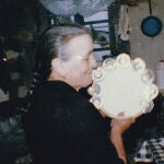 Adolfina Casás Rama fotografada por la musicóloga suíza Dorothé Schubarth en Vila da Igrexa (Cerceda)