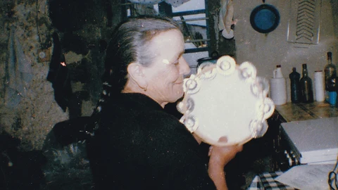Adolfina Casás Rama fotografada por la musicóloga suíza Dorothé Schubarth en Vila da Igrexa (Cerceda)