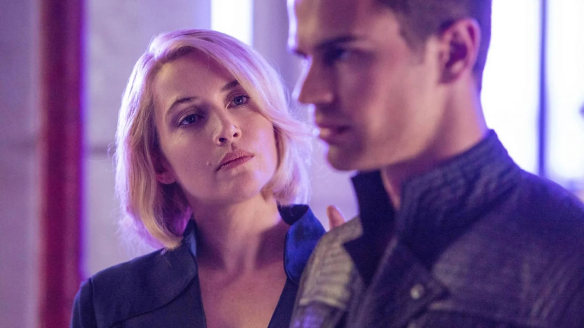 Kate Winslet mirando a Theo James, dos de los protagonistas