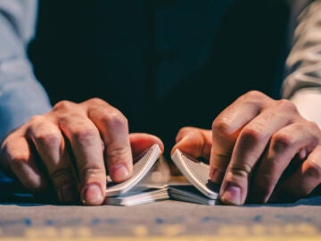 Qué significa que una persona ordene las cartas antes de ponerse a jugar
