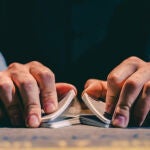 Qué significa que una persona ordene las cartas antes de ponerse a jugar