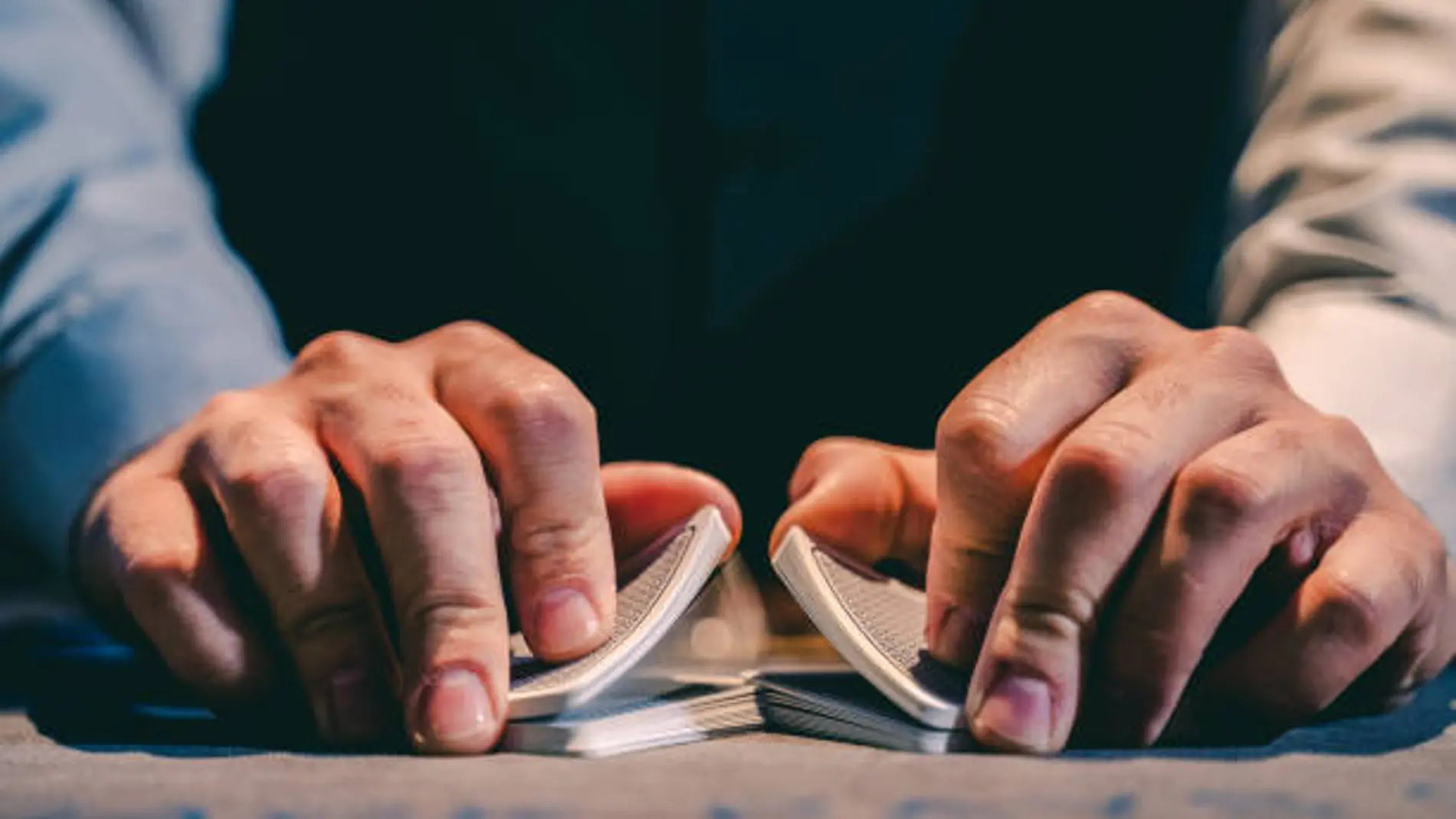 Qué significa que una persona ordene las cartas antes de ponerse a jugar
