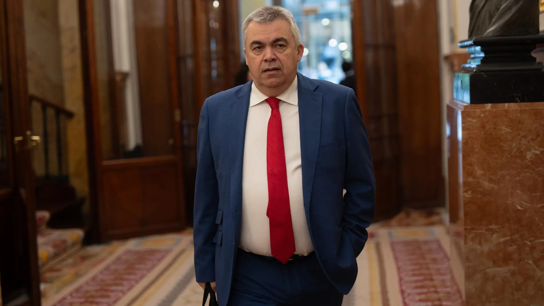 El PSOE denuncia por "acoso" a una periodista tras un incidente en el domicilio de Santos Cerdán