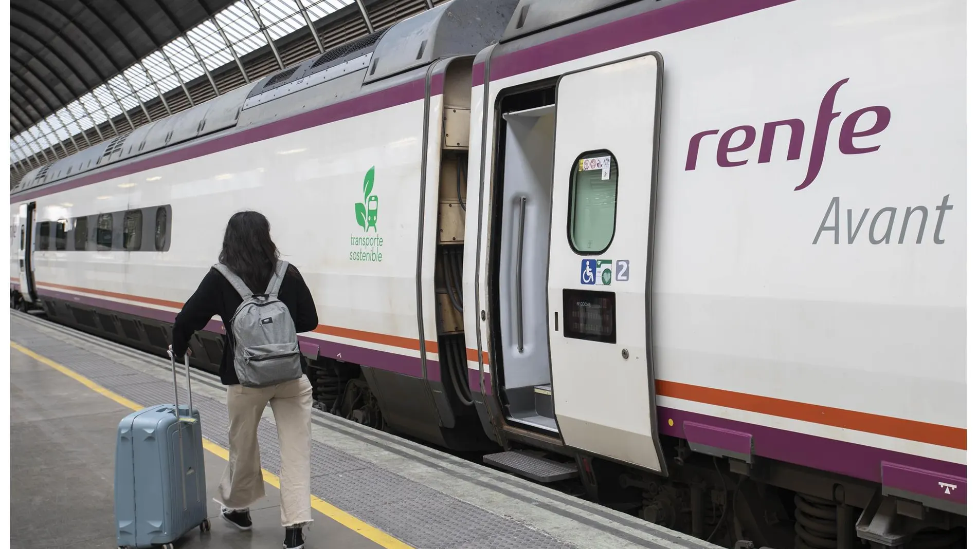 Economía.- Renfe pedirá el DNI para formalizar viajes con los abonos del 50% de Avant para impedir su uso fraudulento