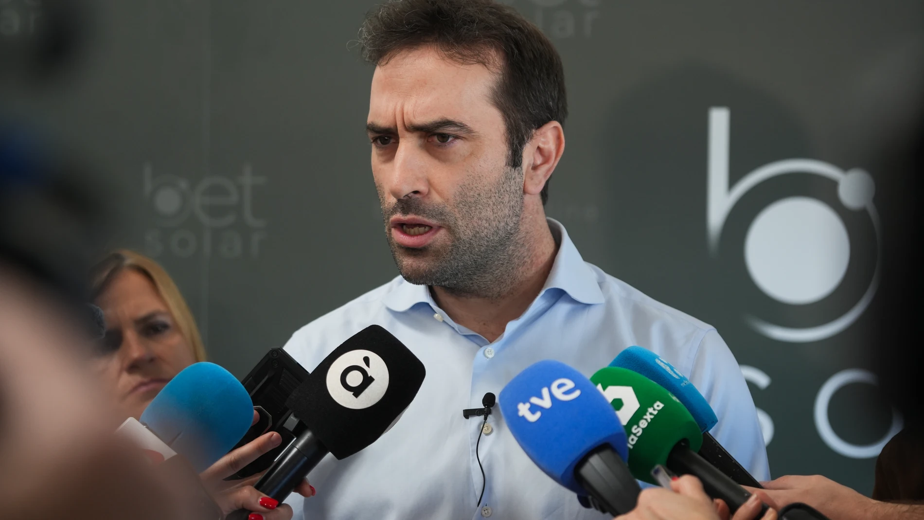 El ministro de Economía, Comercio y Empresa, Carlos Cuerpo, atiende a los medios de comunicación durante su visita a una empresa del polígono de Ribarroja, a 16 de mayo de 2025, en Ribarroja, Valencia, Comunidad Valenciana (España). El ministro desarrolla hoy una jornada de trabajo en la que visita varias empresas en el municipio de Ribarroja y en Valencia para hacer un seguimiento de la recuperación del sector productivo tras la DANA, que arrasó la provincia de Valencia el pasado 29 de octub...