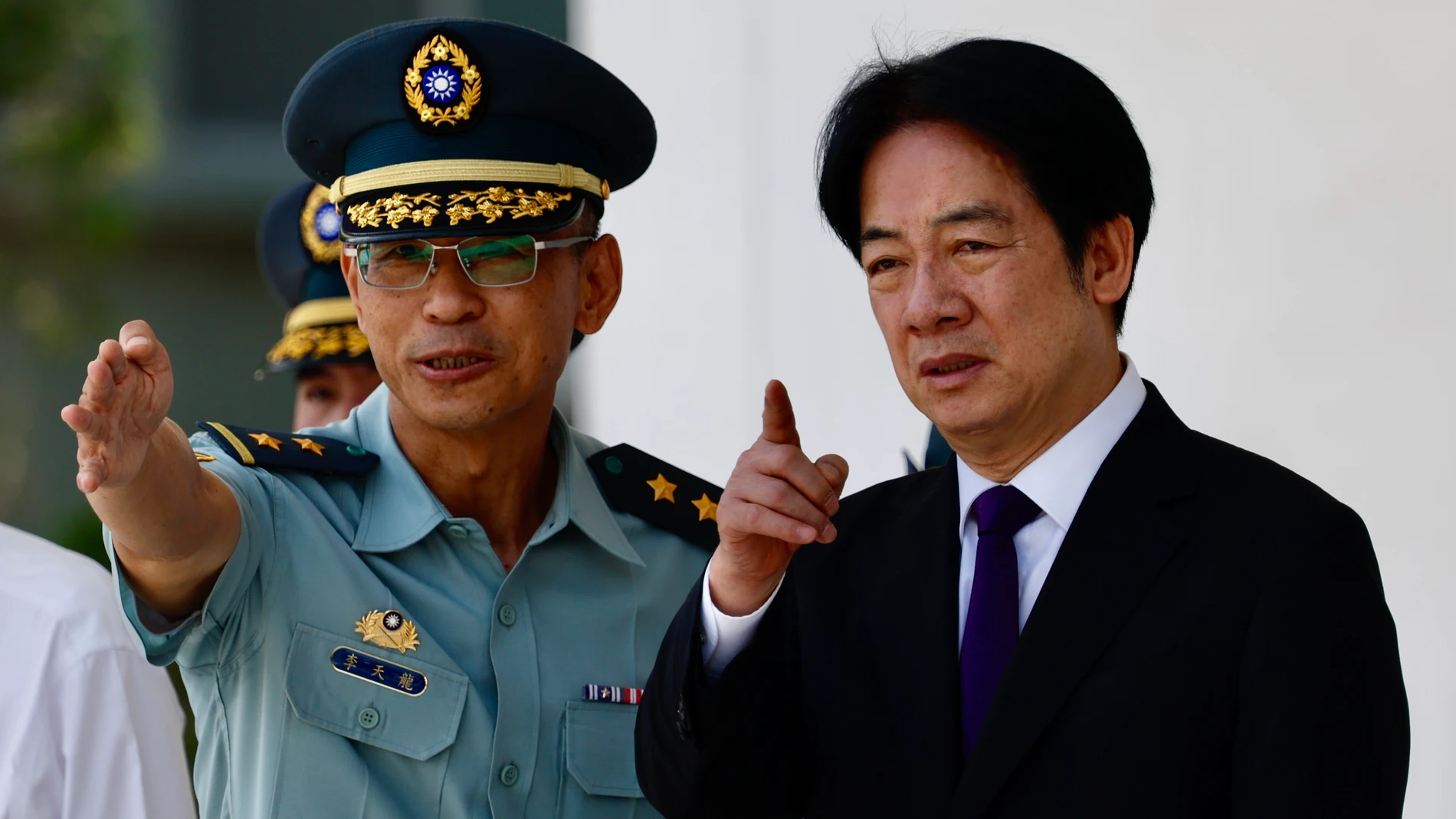 KAOHSIUNG (Taiwan), 16/05/2025.- Taiwanese President William Lai (Lai Cheng-te) (R) observes during an anti-landing drill inside a military base in Kaohsiung, Taiwan, 16 May 2025. Lai visited military bases and thanked them for their efforts to safeguard the country. The visit takes place amidst increasing tensions with China, which is asserting its sovereignty over Taiwan. EFE/EPA/RITCHIE B. TONGO