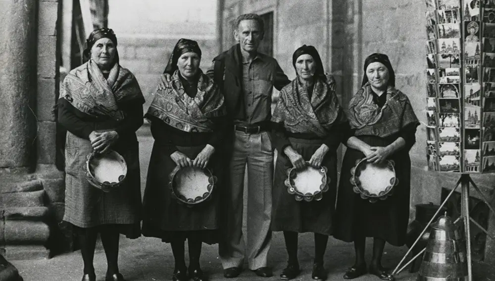 Las Pandeireteiras de Mens en la Plaza de la Quintana con Manuel Cajaraville Pensado.