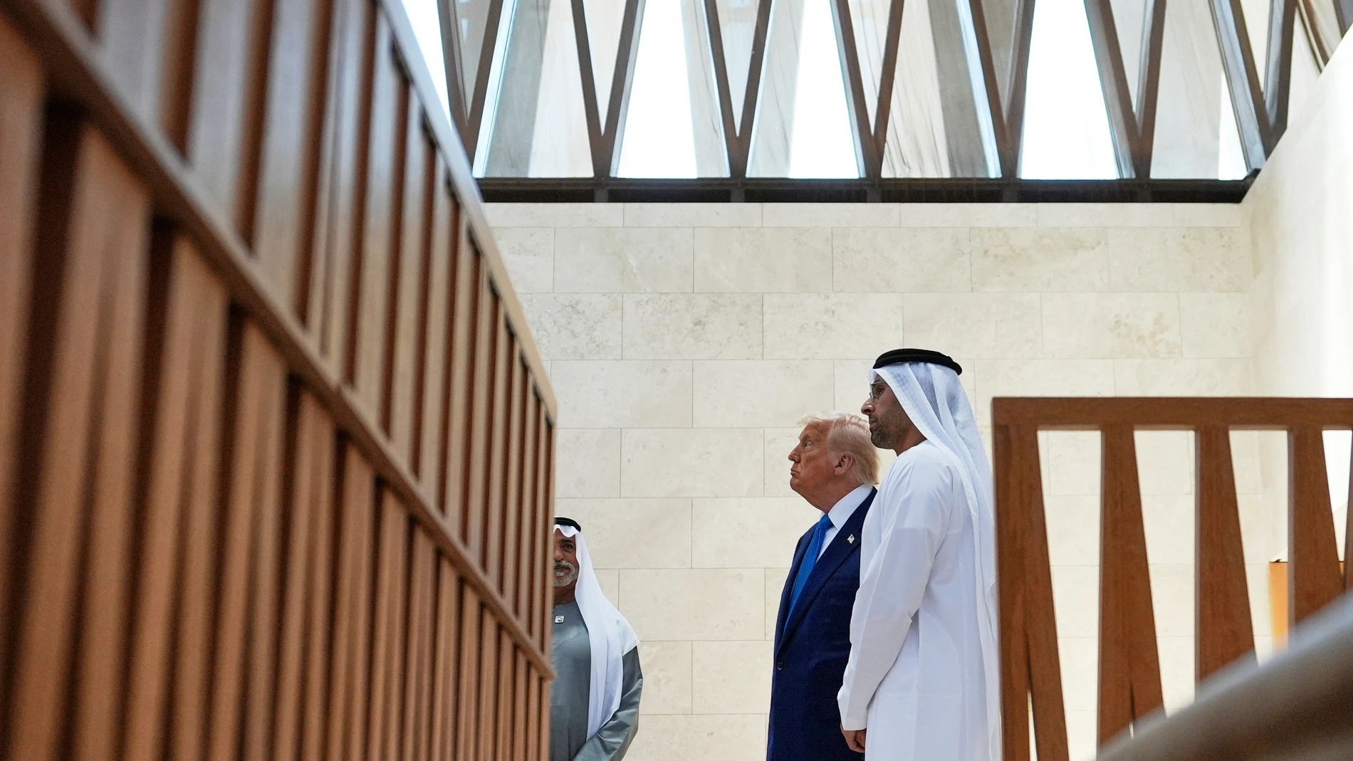 El presidente Donald Trump recorre la sinagoga Moses Ben Maimon en la Casa de la Familia Abrahámica en Abu Dhabi, Emiratos Árabes Unidos.