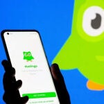 Duolingo enfrenta críticas en redes sociales por su política laboral favorable a la IA