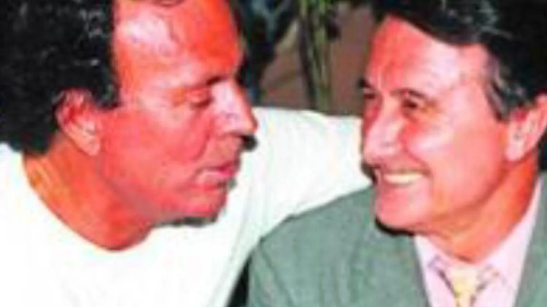 Santiago Domínguez junto a Julio Iglesias