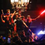 Seguidores del F.C.Barcelona celebran la consecución del título de Copa del Rey en la fuente de Canaletas a 27 de abril de 2025