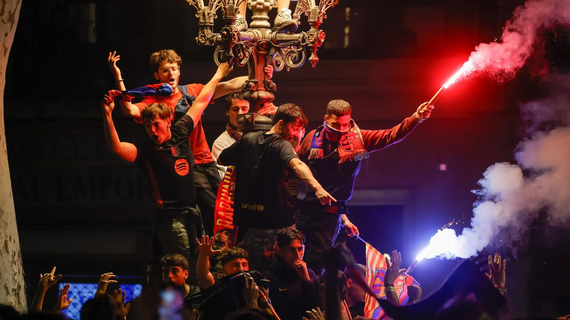 Seguidores del F.C.Barcelona celebran la consecución del título de Copa del Rey en la fuente de Canaletas a 27 de abril de 2025