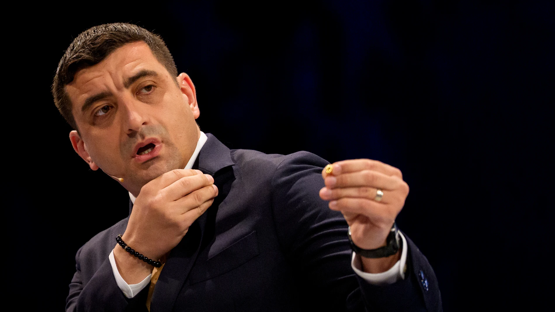 El candidato populista y antieuropeo George Simion gesticula durante un debate electoral
