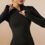 No pesa nada, estiliza y es perfecta para entretiempo: así es la chaqueta que mejor sienta a las mujeres de +35