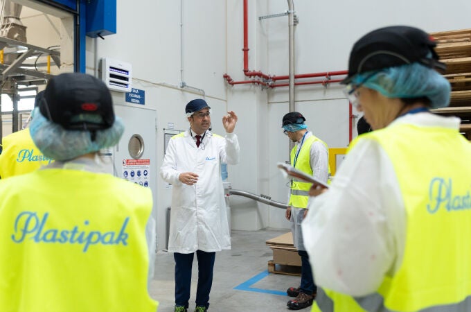 Un momento de la visita a la panta de Plastipak en Toledo
