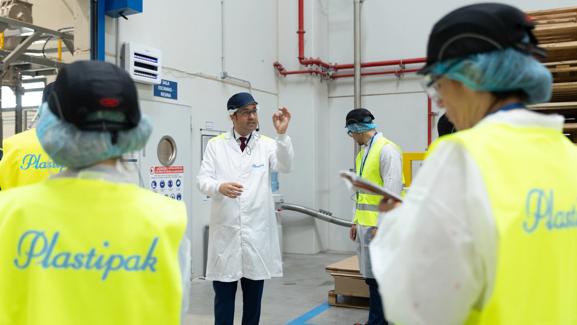 Un momento de la visita a la panta de Plastipak en Toledo