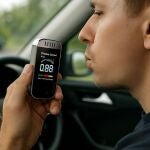 Por menos de 9 euros, este alcoholímetro digital recargable puede evitarte una sanción al volante