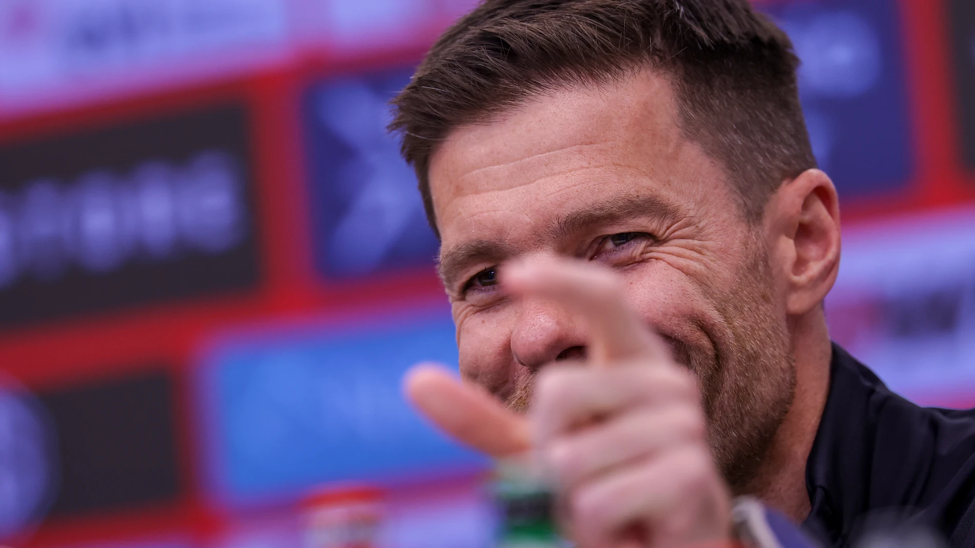 FOTODELDIA LEVERKUSEN, 16/05/2025.- El entrenador del Bayer Leverkusen, Xabi Alonso, durante la rueda de prensa ofrecida este viernes en Leverkusen. EFE/CHRISTOPHER NEUNDORF