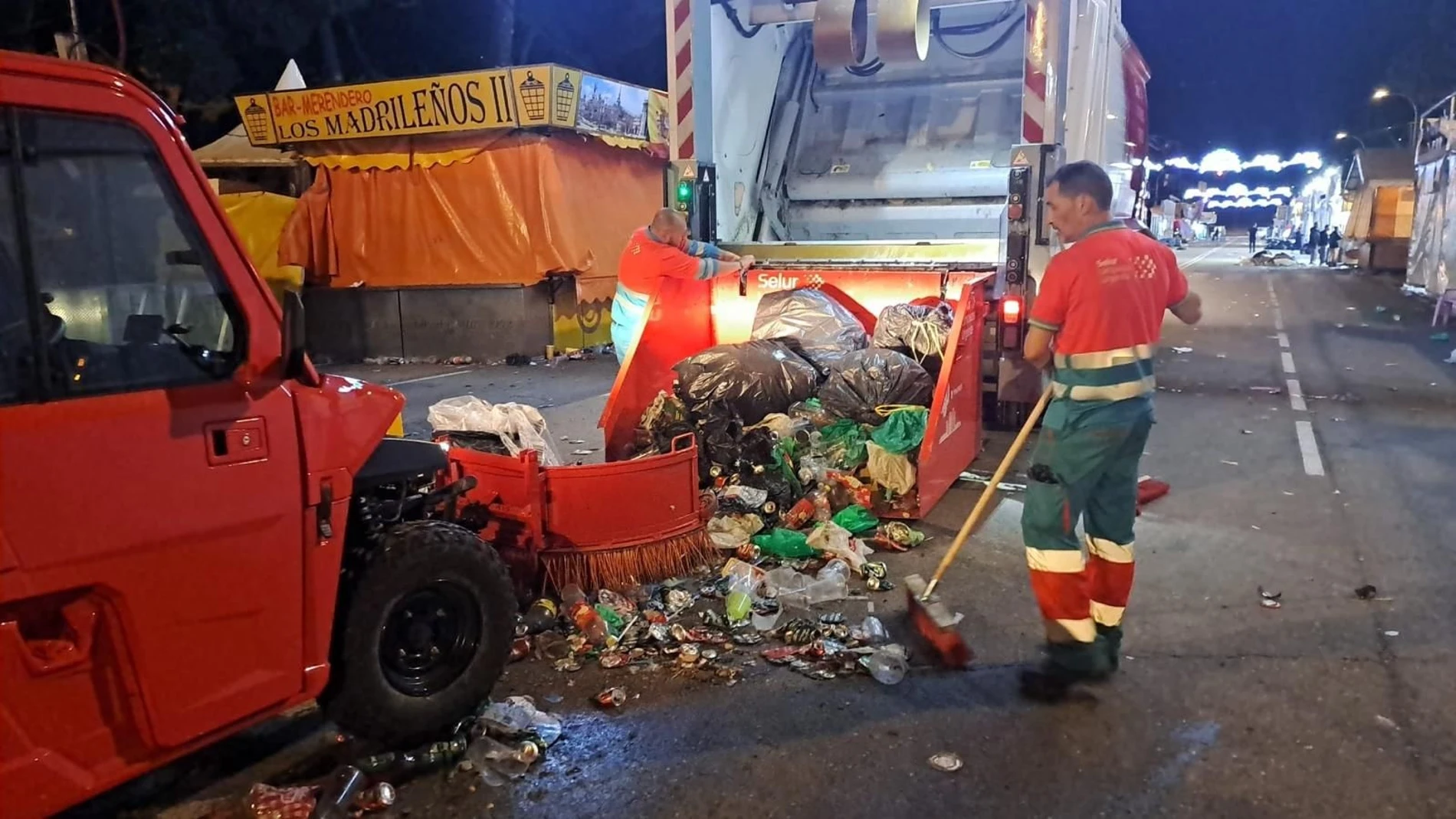 Los servicios municipales de limpieza recogieron ayer en San Isidro 18,5 toneladas de residuos, un 26% menos que en 2023 REMITIDA / HANDOUT por AYUNTAMIENTO DE MADRID Fotografía remitida a medios de comunicación exclusivamente para ilustrar la noticia a la que hace referencia la imagen, y citando la procedencia de la imagen en la firma 16/05/2025