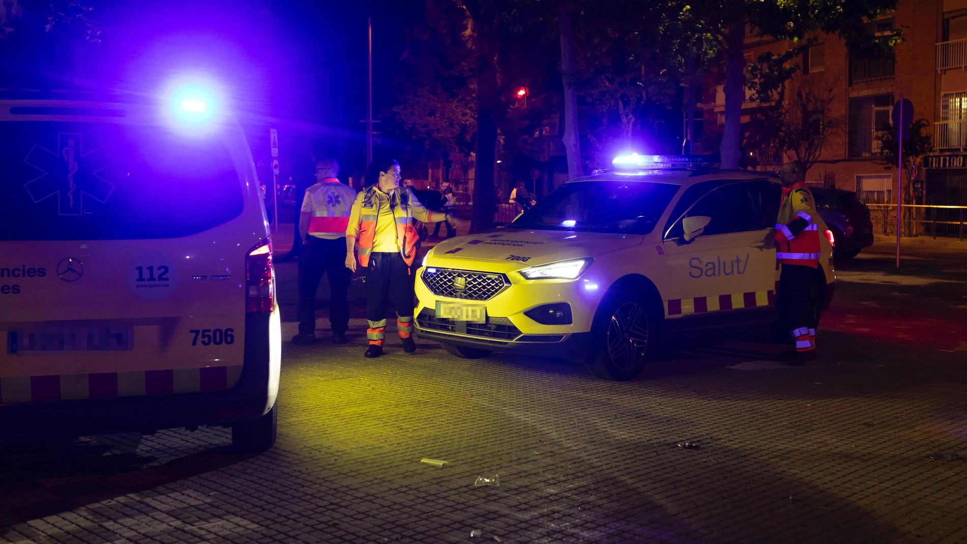 Vehículos de los servicios sanitarios en el lugar de los hechos, a 15 de mayo de 2025, en Cornellà de Llobregat, Barcelona, Catalunya (España). Los Mossos d'Esquadra han detenido a la conductora del atropello accidental en el exterior del RCDE Stadium antes de jugarse el derby entre el Espanyol y el FC Barcelona. Un total de 13 personas han resultado heridas no graves. Todo ello ha ocurrido después de que una mujer haya perdido el control del vehículo que conducía, un Peugeot 208 blanco, embi...