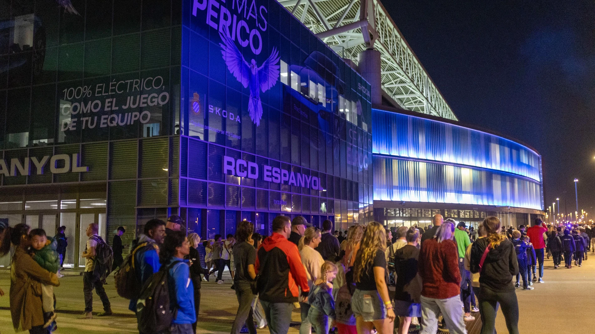 Aficionados salen del RCDE Stadium, a 15 de mayo de 2025, en Cornellà de Llobregat, Barcelona, Catalunya (España). Los Mossos d'Esquadra han detenido a la conductora del atropello accidental en el exterior del RCDE Stadium antes de jugarse el derby entre el Espanyol y el FC Barcelona. Un total de 13 personas han resultado heridas no graves. Todo ello ha ocurrido después de que una mujer haya perdido el control del vehículo que conducía, un Peugeot 208 blanco, embistiendo a las personas que es...
