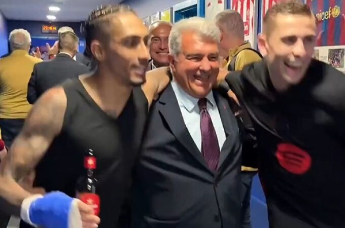 Joan Laporta, con Raphinha y Fermín, antes de entrar en el vestuario para celebrar el título con los jugadores