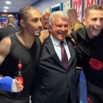 Joan Laporta, con Raphinha y Fermín, antes de entrar en el vestuario para celebrar el título con los jugadores