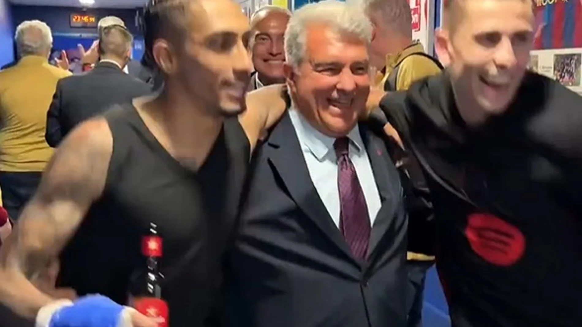 Joan Laporta, con Raphinha y Fermín, antes de entrar en el vestuario para celebrar el título con los jugadores