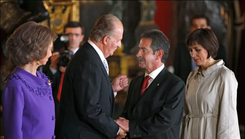 Los Reyes Juan Carlos I y Sofía con Miguel Ángel Revilla y su mujer, Aurora Díaz, en el Palacio Real el Día de la Hispanidad de 2008