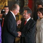 Los Reyes Juan Carlos I y Sofía con Miguel Ángel Revilla y su mujer, Aurora Díaz, en el Palacio Real el Día de la Hispanidad de 2008