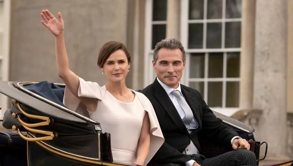 Captura de Keri Russell y Rufus Sewell en 'La Diplomática'