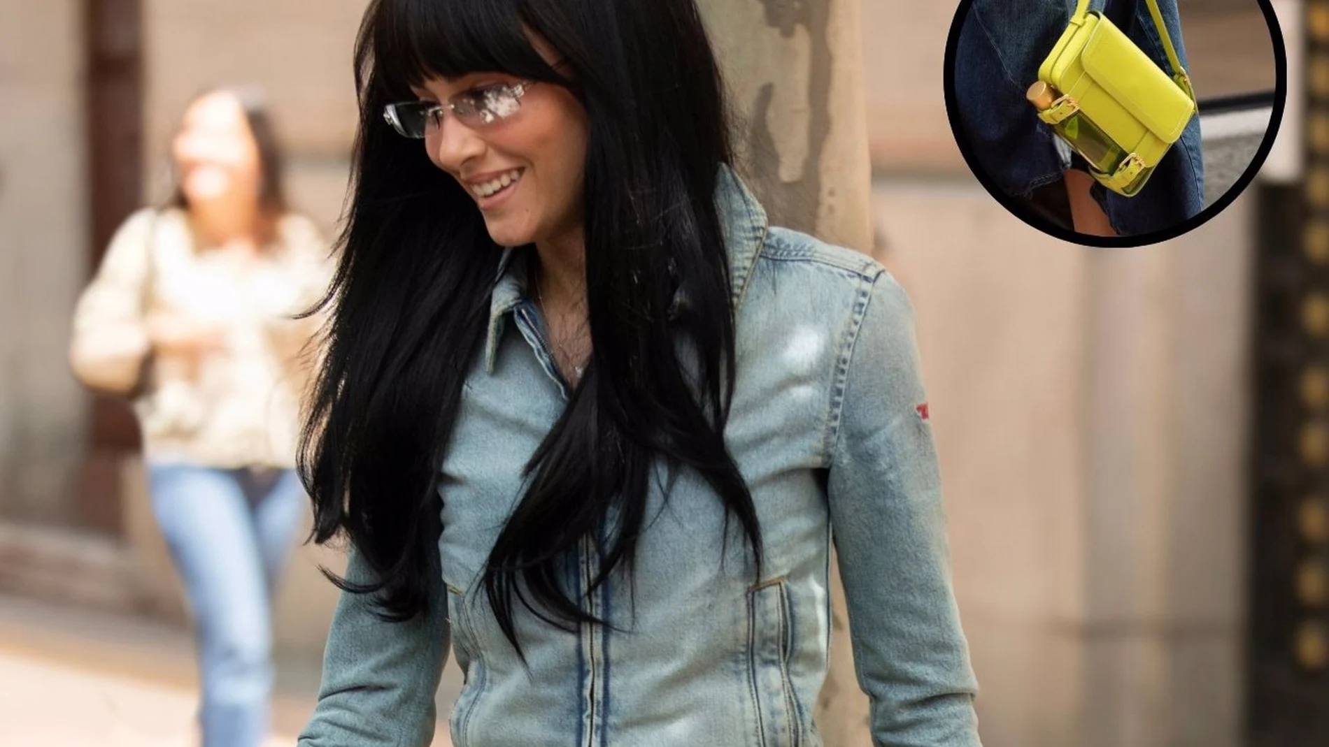 Aitana y su sorprendente guiño a España en su nuevo bolso, ¡en el que lleva una botella de aceite!