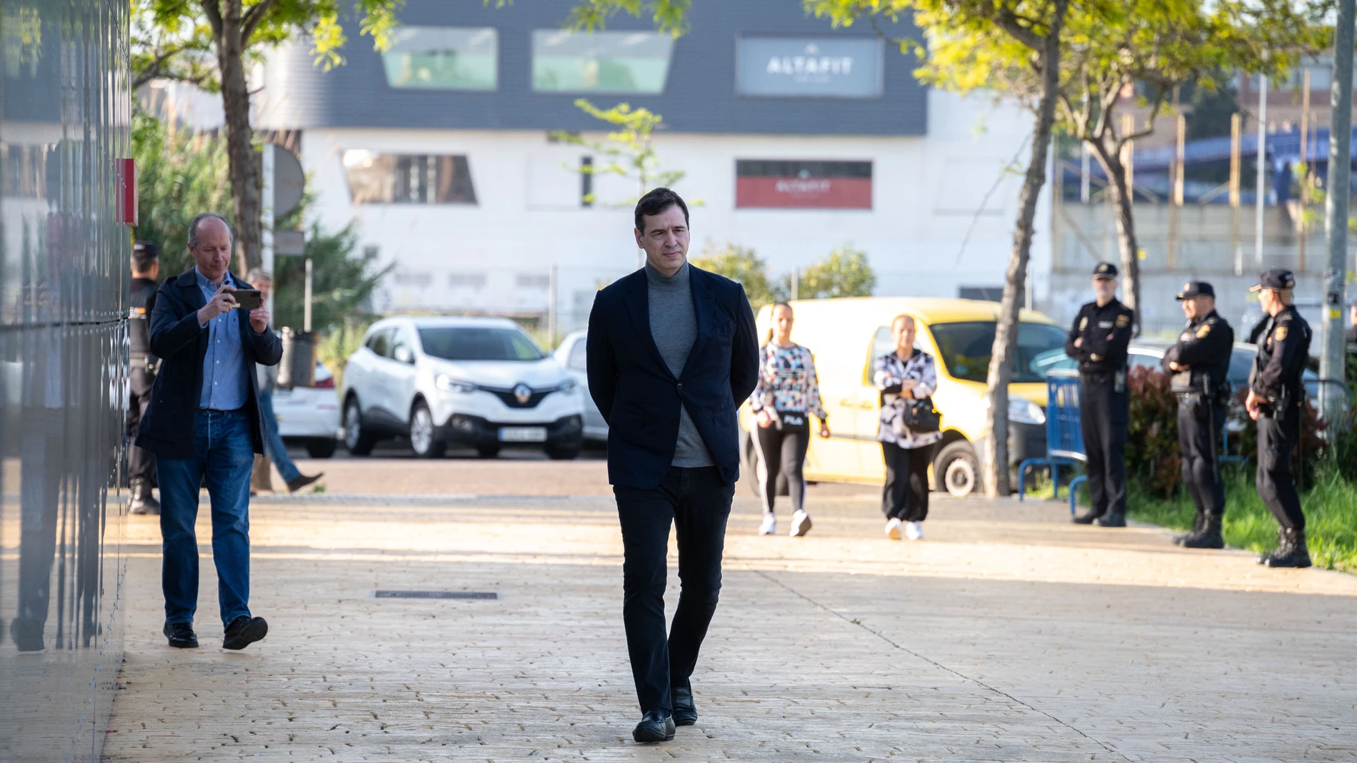 El hermano de Pedro Sánchez, David Sánchez, a su llegada a declarar en calidad de investigado en el Juzgado de Instrucción número 3 de Badajoz, a 25 de abril de 2025, en Badajoz, Extremadura (España). La jueza vuelve a llamar a declarar al hermano de Pedro Sánchez en el marco de la investigación que sigue por su contratación en la Diputación de Badajoz. También ha llamado a declarar en calidad de investigado al exasesor de Moncloa, Luis María Carrero, al diputado de Cultura de la Diputación d...