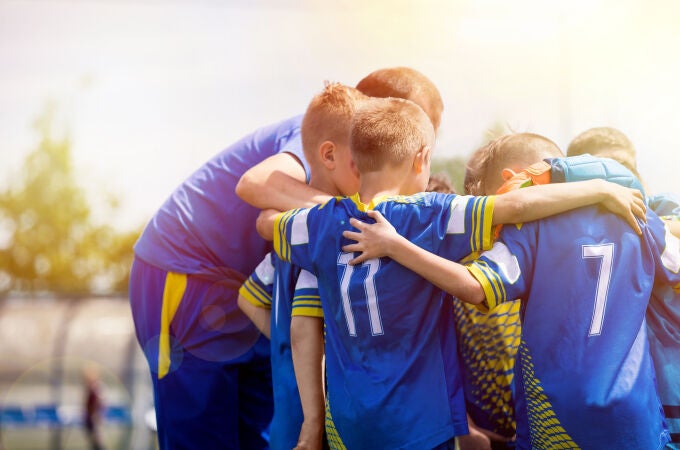 La práctica de deporte mejora no solo el desarrollo físico de los menores, sino también sus habilidades sociales y emocionales