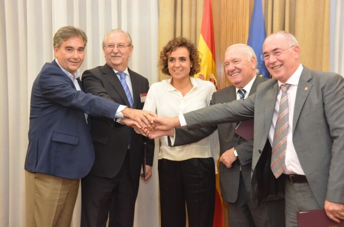 La entonces ministra de Sanidad, Dolors Montserrat, junto a los representantes del CGE, la Organización Médica Colegial, CESM y SATSE