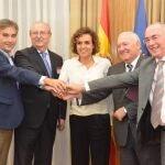 La entonces ministra de Sanidad, Dolors Montserrat, junto a los representantes del CGE, la Organización Médica Colegial, CESM y SATSE
