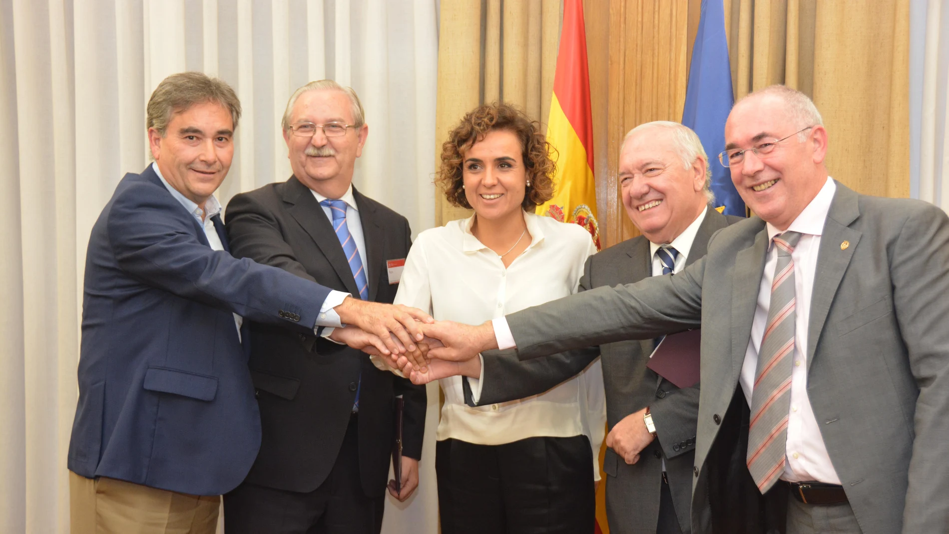 La entonces ministra de Sanidad, Dolors Montserrat, junto a los representantes del CGE, la Organización Médica Colegial, CESM y SATSE