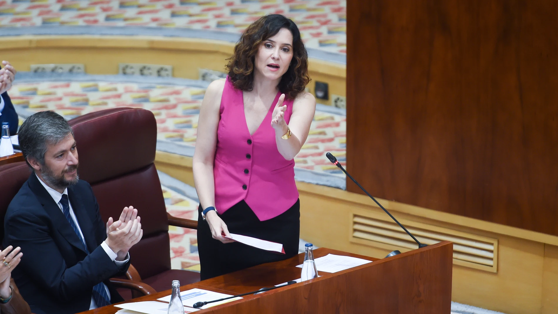 La presidenta de la Comunidad de Madrid, Isabel Díaz Ayuso, interviene durante un pleno de la Asamblea de Madrid, a 22 de mayo de 2025, en Madrid (España). Ayuso se ha enfrentado a las preguntas de la oposición marcadas por el informe que pretende llevar Más Madrid a la Comisión de Venecia en el que dan cuenta de la "censura" a la oposición por parte de la mayoría absoluta del PP en la Asamblea de Madrid, los cuales han vetado 13.466 iniciativas de las 44.842 presentadas, lo que supone un 30%...