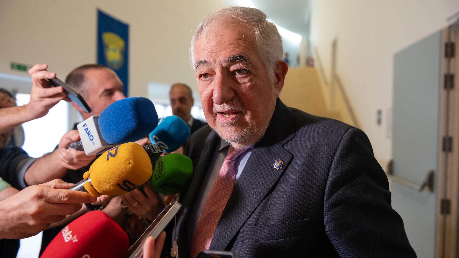 El Magistrado del Tribunal Constitucional, Cándido Conde Pumpido, atiende a los medios de comunicación durante las XIV Jornadas Jurídicas de Ceuta, a 22 de mayo de 2025, en Ceuta (España). Durante dos días la ciudad se convierte en sede judicial para abordar asuntos de interés, con profesionales del sector con conocimientos de asuntos que están en primera línea informativa como es el tema de los derechos humanos o la perspectiva de género. Las jornadas están organizadas entre la Ciudad Autóno...
