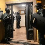 Agentes de la Guardia Civil de Palencia intervinieron en un aviso donde se efectuaron tres disparos con un arma de fuego, localizando en el interior del domicilio donde se produjeron los hechos un total de cinco armas, siendo un revolver, una pistola, dos escopetas y una carabina