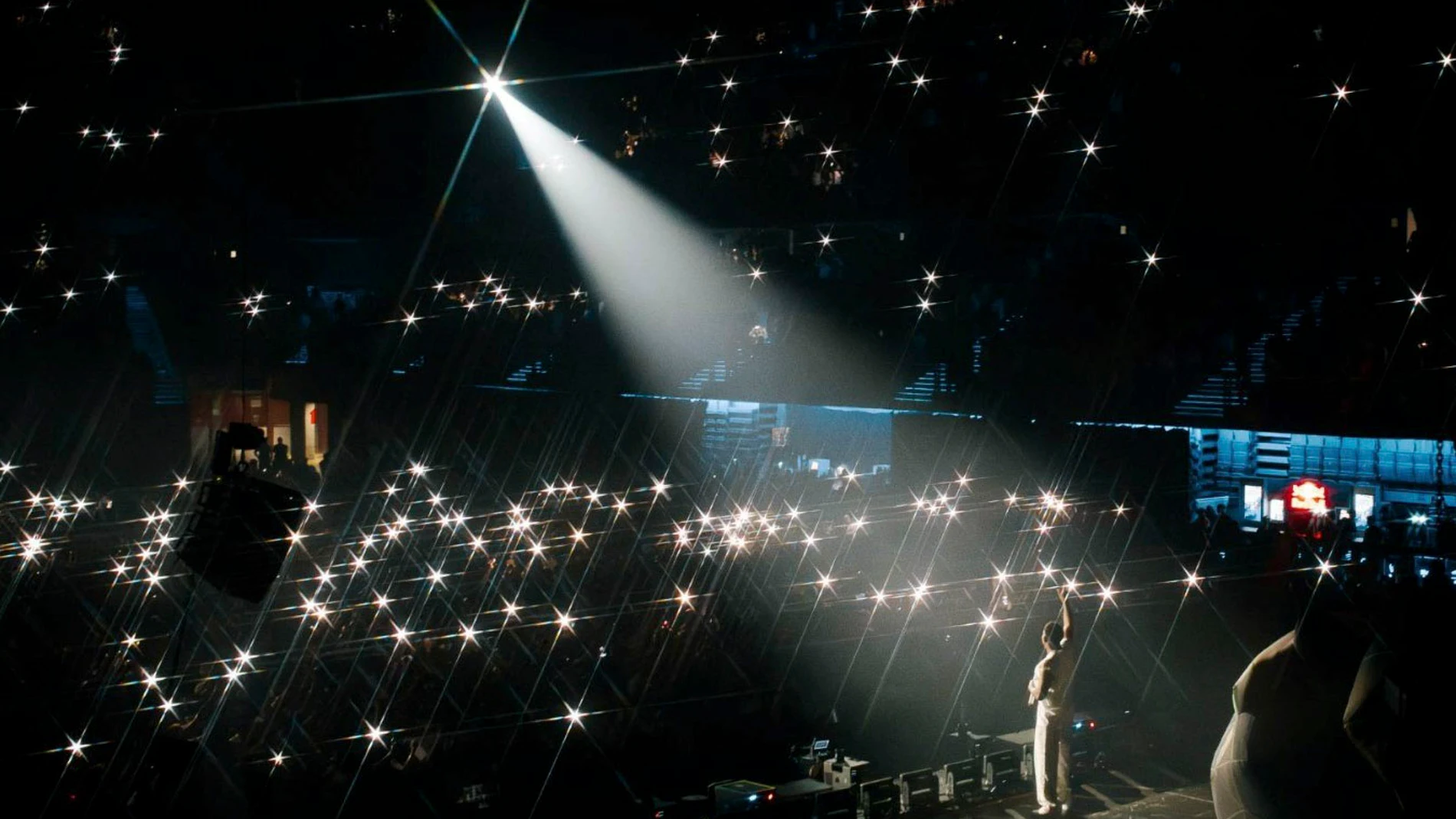 MADRID, 22/05/2025.- El Movistar Arena ha interrumpido esta noche de miércoles el concierto que ha ofrecido el cantante puertorriqueño Myke Towers al superar el nivel de sonido permitido en el recinto madrileño para no afectar al vecindario de la zona. La dirección del Movistar Arena ha activado el protocolo establecido para estos casos y, durante algunos segundos, ha encendido las luces del recinto como advertencia de que si persistía el incumplimiento de los límites de emisión de sonido se ...