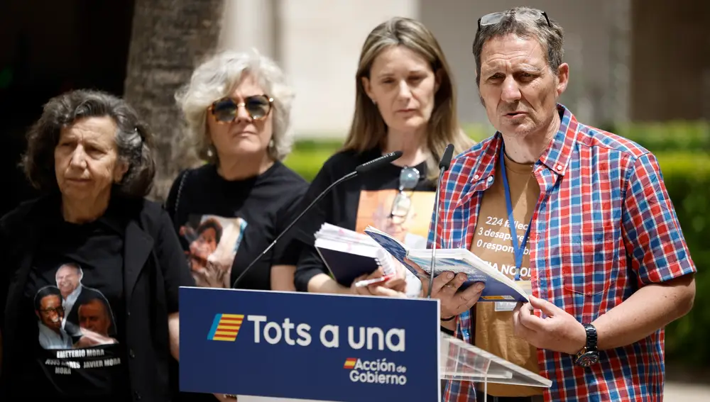Christian Lesaec se dirige a la prensa junto a Rosa Álvarez