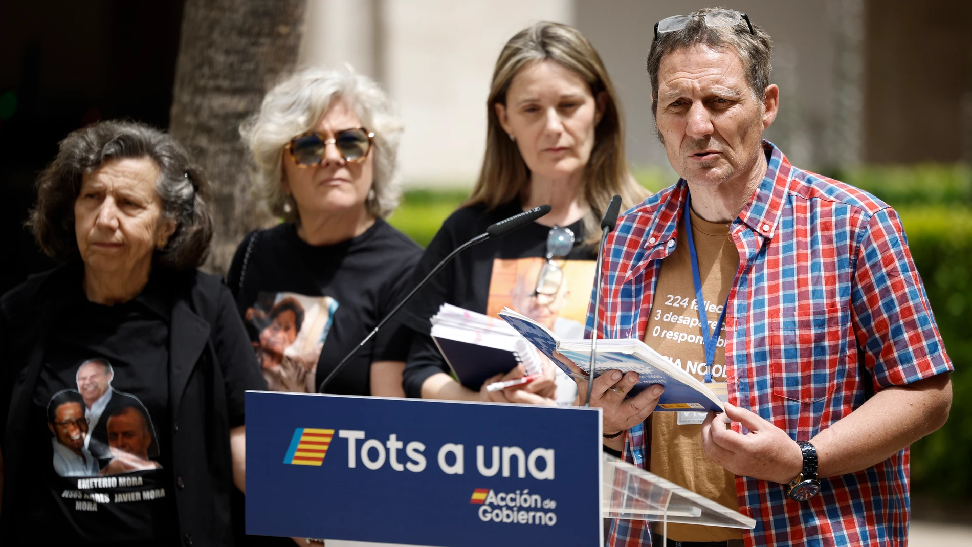 Christian Lesaec se dirige a la prensa junto a Rosa Álvarez